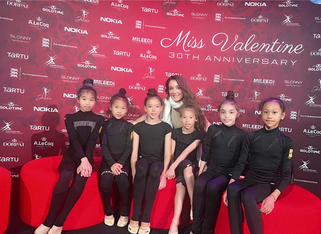 瑞莎帶領瑞星小將為國爭光。（瑞星韻律體操協會提供）