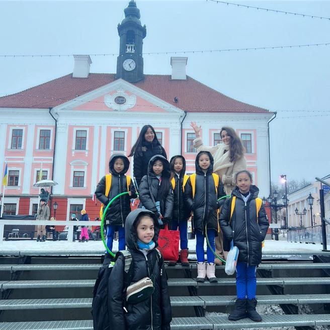 瑞莎與小選手們飛行30小時赴愛沙尼亞比賽。（瑞星韻律體操協會提供）