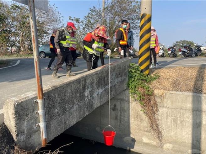 彰化縣環保局為改善東螺溪畔水環境，透過科技執法及整合36支水環境巡守隊，嚴抓違法廢水排放。（彰化縣環保局提供／孫英哲彰化傳真）