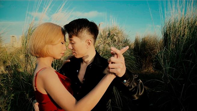 雅维．茉芮在〈不要旋转我〉MV中，展现苦练许久的探戈。（雅维．茉芮提供）