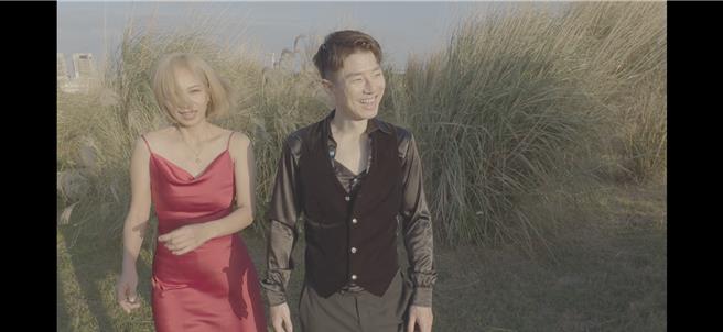 雅维．茉芮在〈不要旋转我〉MV中，展现苦练许久的探戈。（雅维．茉芮提供）