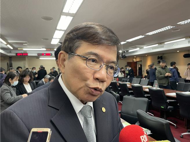 交通部長王國材赴立法院交通委員會施政報告，會中接受媒體訪問。（蔡亞樺攝）