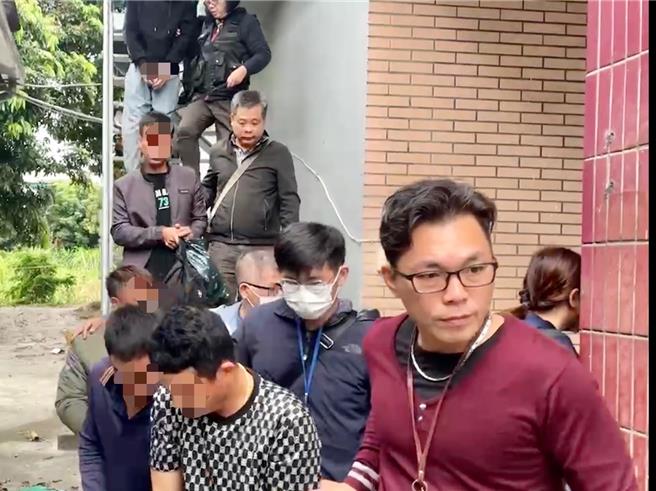 移民署接获线报埋伏失联移工，没想到一进门一口气逮到11位，原来是群聚庆生全遭逮。（移民署提供／任义宇高雄传真）