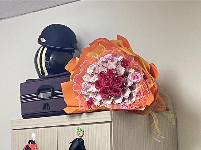 11名失联移工群聚庆生，还高调摆出「钞票花」炫富，全遭移民署官员逮到。（移民署提供／任义宇高雄传真）