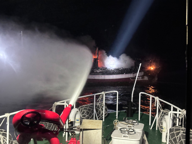 火燒船影像曝光！澎湖漁船「全面燃燒」 ，全員跳海逃生獲救。(海巡署提供)