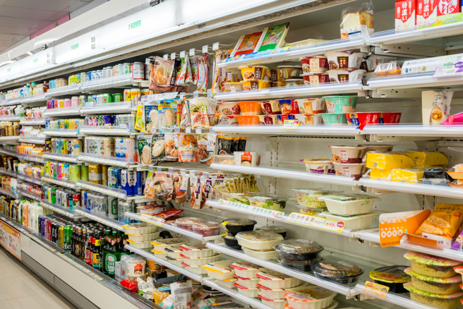 一名男子在超商買了薯餅蛋堡，吃完後心情變超好。（示意圖，shutterstock／達志）