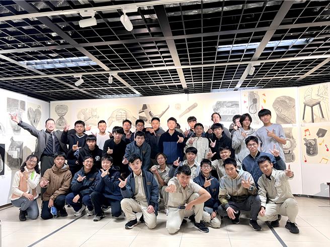 台北市建国中学美术教师陈宣义指导高二第二类组6个班级学生素描，绘出代表自我的物品，日前在校内举办6场次「真人图书馆创作发表会」，共展出150余件作品。（建国中学提供／蔡佩珈台北传真）