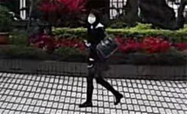 北市某高职，惊传有疑似男扮女装、穿高职女学生制服，意图潜入校园。（民眾提供）