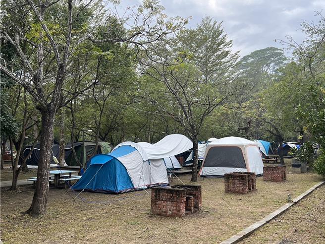台南市本周末一房難求，市府觀光旅遊局建議，民眾可搭配寶可夢官方路線選擇合法露營場住宿，體驗不一樣的台南之旅。圖為新化虎頭埤風景區露營場。（觀旅局提供／洪榮志台南傳真）