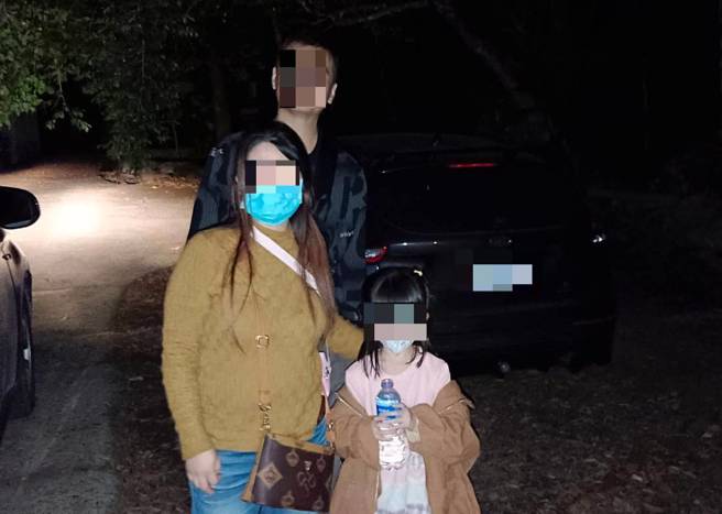 李男1家3口登山返程卻迷航，所幸警方及時救援。（翻攝畫面）