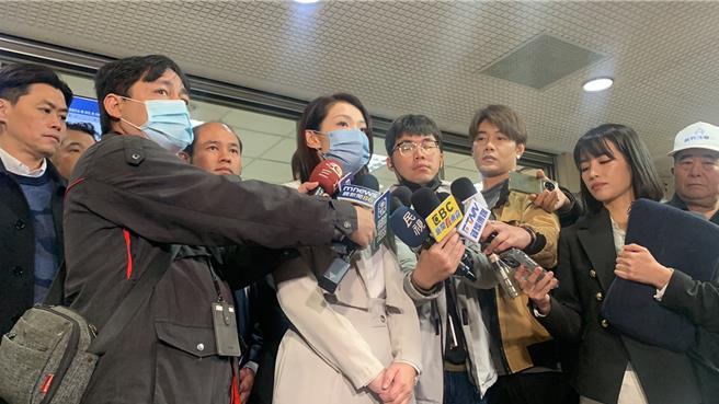 台北地院审理新竹市长高虹安于立委任内涉诈领助理费案，去年陆续传唤高及4名助理。由于高的律师质疑检方侦查劝谕认罪违法，台北地方法院今上午勘验光碟。（图赖佩璇摄影）