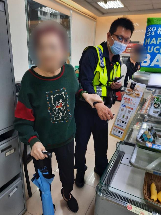 台中市78岁陈姓妇人，因迷途独坐超商，幸好有民眾认出明显红髮特徵，顺利指引警员送她返家。（警方提供／王煌忠台中传真）