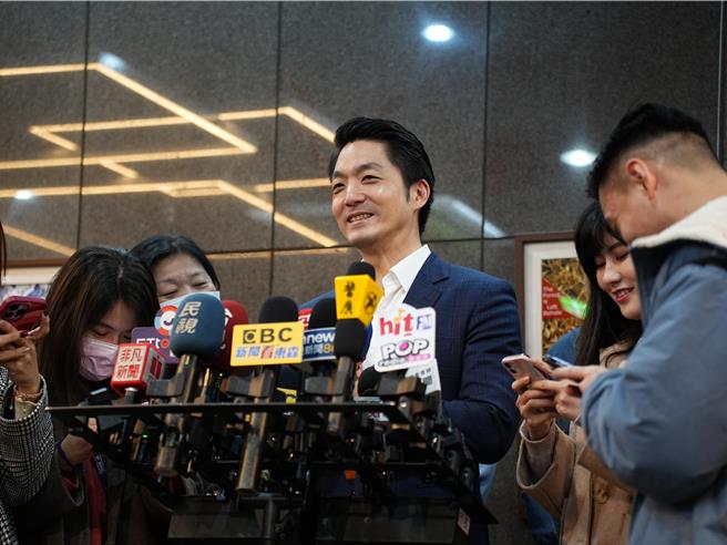 時值三八婦女節前夕，台北市長蔣萬安今(6)日受訪時被問及如何慰勞妻子石舫亘，直言會讓太太有個「不育嬰假」，讓自己來一打三。(黃敬文攝)