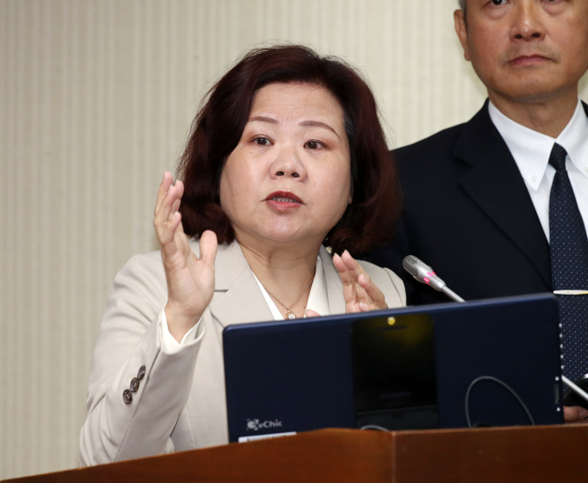 立法院社会福利及卫生环境委员会6日邀请劳动部、外交部、劳动力发展署、卫福部等就「我国开放印度移工对本国劳工就业市场之衝击」进行专题报告，劳动部长许铭春（图）上台回答立委提问。（刘宗龙摄）