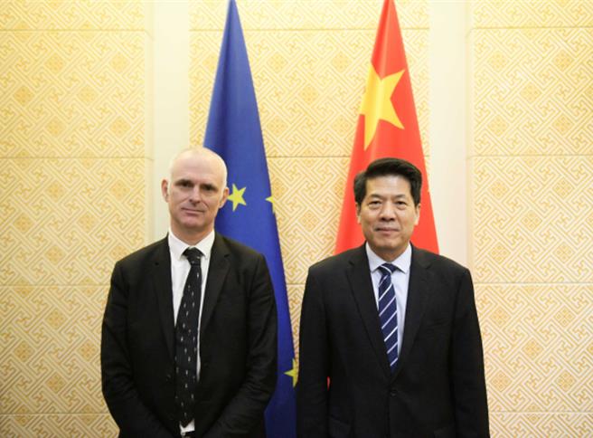 中國政府歐亞事務特別代表李輝5日與歐洲理事會主席首席外事顧問莫杜進行會談。（翻攝自大陸外交部）