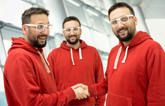 英国一名男子搭机准备飞往泰国，竟遇到与他同名同姓的乘客，不仅长相神似，还同样拥有4个孩子。 (示意图:shutterstock/达志)