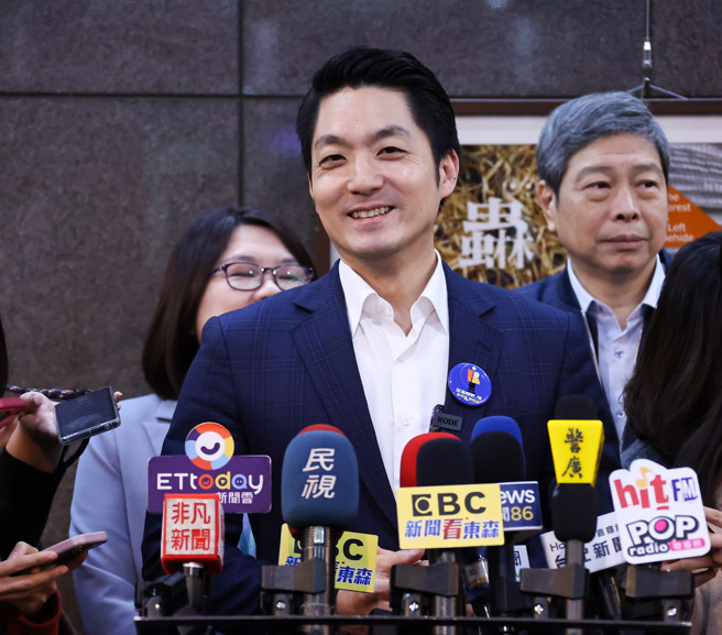 台北市長蔣萬安6日出席「臺北新界線，要尊重敢拒絕」113年婦女節慶祝活動，會前受訪表示，婦女節會讓太太有「不育嬰假」，由他一打三照顧小孩，蔣也希望大家藉著婦女節感謝媽媽、老婆等身邊的女性。（羅永銘攝）