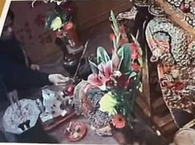 竊賊盜取太子爺神像的銀手鐲。（民眾提供／寶智華台南傳真）