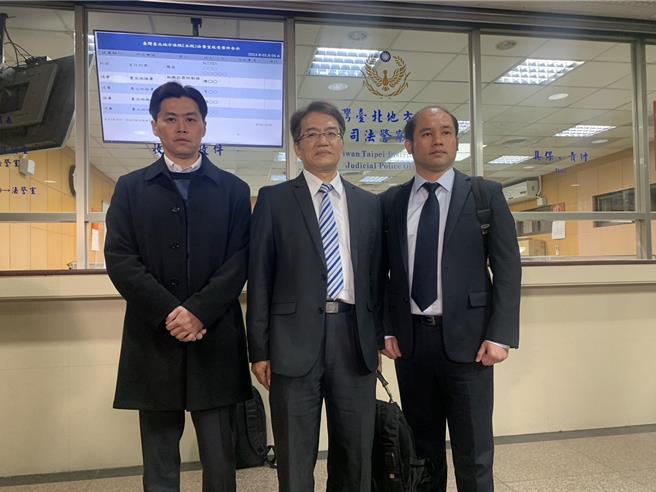 高虹安律師團（左一陳宗豪、中間王世華、右一陳建良）。（圖記者賴佩璇攝影）