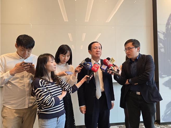 涵碧楼董事长赖正镒（中）。（黄琮渊摄）