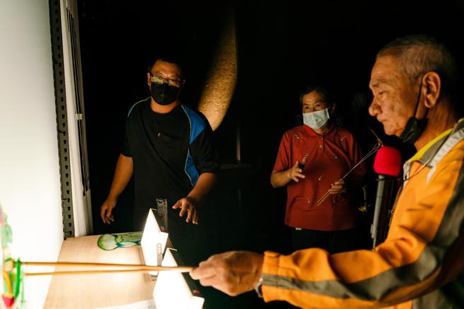 百年皮影劇團永興樂皮影劇團三代團長於《光之路》擔綱演出。（圖片來源：高雄歷史博物館提供）
