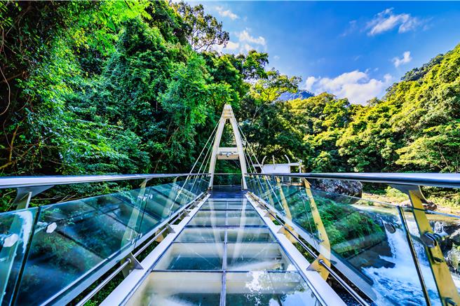 小烏來天空步道換玻璃，3月底暫停對外開放。（桃市風管處提供／呂筱蟬桃園傳真）