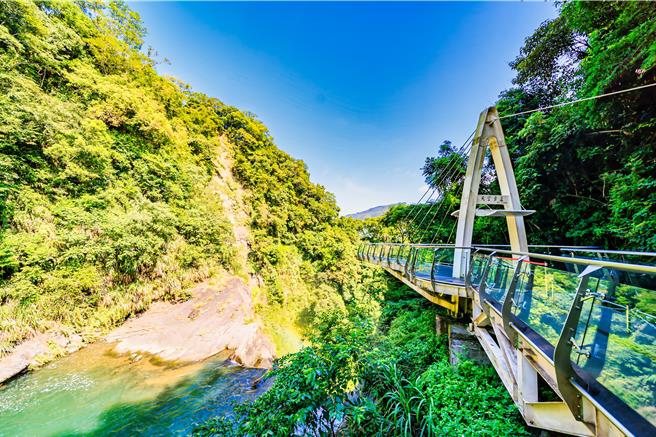 小烏來天空步道換玻璃，3月底暫停對外開放。（桃市風管處提供／呂筱蟬桃園傳真）