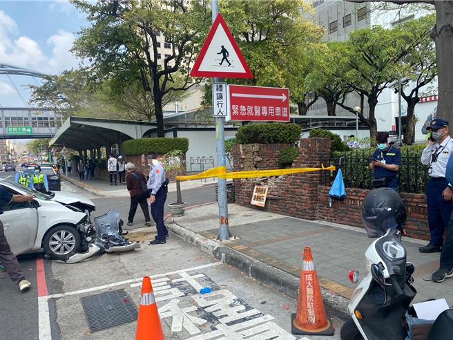 老翁失控駕車撞破成大醫院圍牆。（民眾提供／寶智華台南傳真）