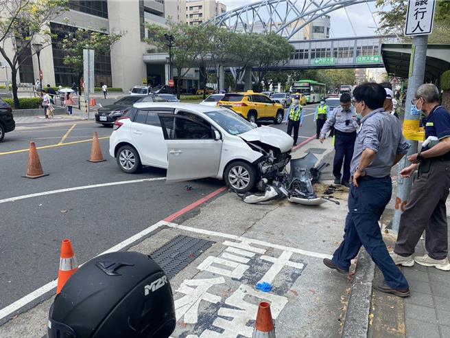 轎車車頭毀損。（民眾提供／寶智華台南傳真）