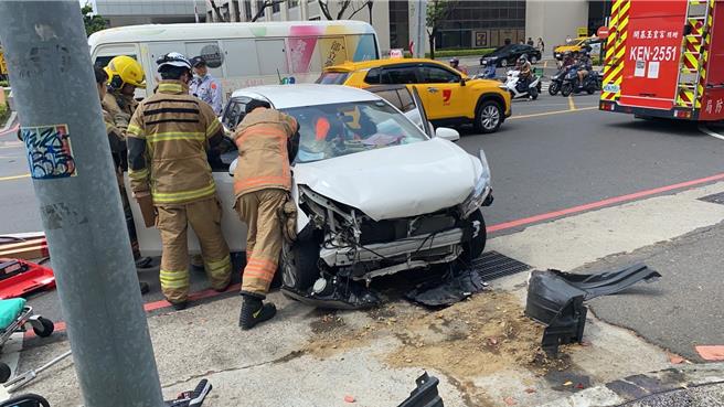 消防隊趕至救出受困的乘客。（民眾提供／寶智華台南傳真）