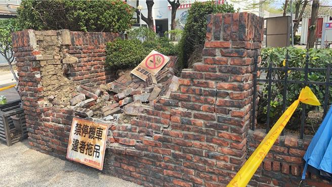 成大醫院圍牆被撞破。（民眾提供／寶智華台南傳真）