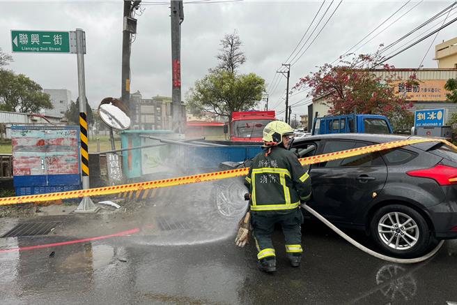 竹北市聯興二街398號附近發生轎車與小貨車擦撞車禍，撞斷瓦斯管線造成瓦斯洩漏，消防人員拉封鎖線，並用水線防護。（新竹縣消防局提供／羅浚濱新竹傳真）