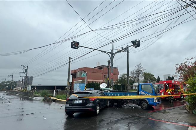 竹北市聯興二街398號附近發生轎車與小貨車擦撞車禍，撞斷瓦斯管線造成瓦斯洩漏，消防人員拉封鎖線，並用水線防護。（新竹縣消防局提供／羅浚濱新竹傳真）