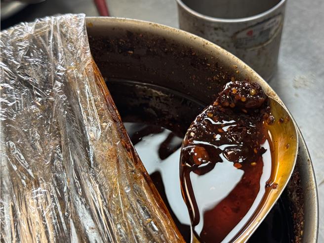 该名餐饮业者自制的辣椒油顏色虽暗，但不必担心掺杂苏丹红等对人体有害的色素。(曹婷婷摄)