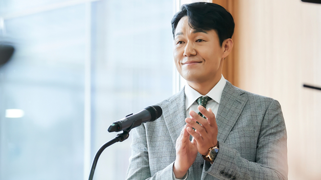 朴星雄飾演了天才社長金善柱。（圖／龍華電視提供）