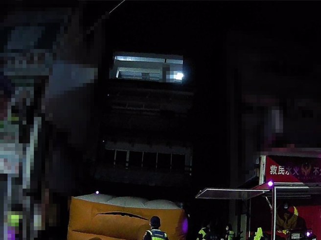 彰化縣員林市6日凌晨上演驚險救人戲碼，1名女子酒後與家人口角，竟在3樓與4樓之間的陽台外緣或站或坐，情況危急。（民眾提供／孫英哲彰化傳真）