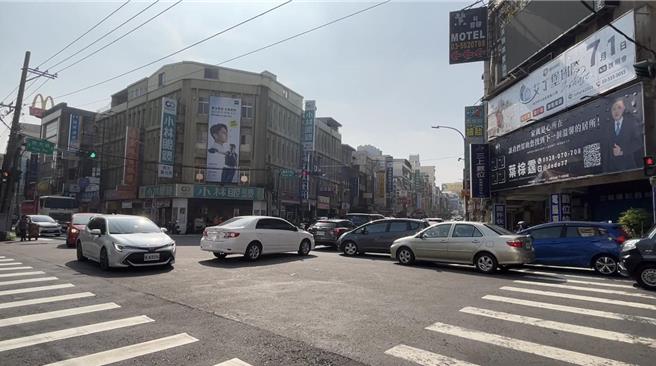 新竹市議員施乃如怒批南區、往竹科交通上班時段都在大塞車，市府竟還以竹市交通有效改善，市民很有感的市政新聞自我肯定，難道是生活在平行宇宙？（施乃如提供／陳育賢新竹傳真）