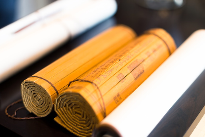 大陆歷史学者雷颐指出，大臣如果想和皇帝说「悄悄话」，只需在奏折里附上「片」即可。 (示意图:shutterstock/达志)