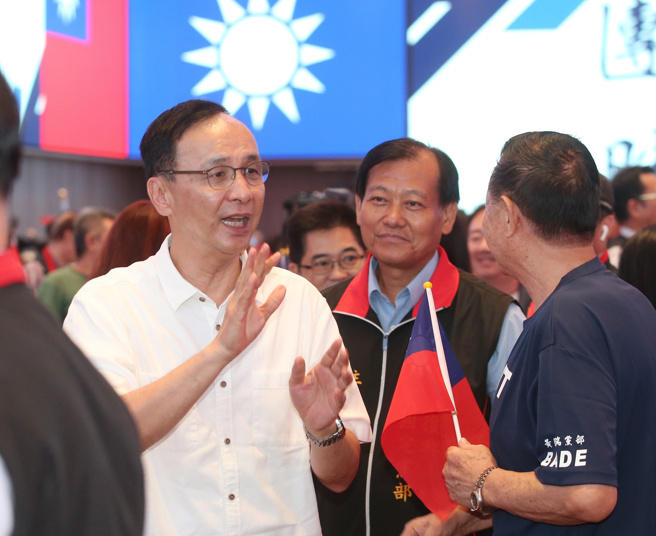 圖為國民黨主席朱立倫（左）去年出席黃復興黨部慶祝九三軍人節退役勳舊袍澤聯誼餐會。（資料照,王英豪攝）