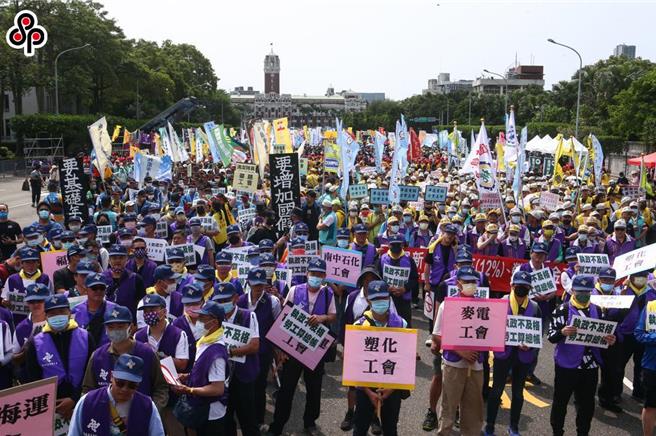 每年五一勞動節，勞工團體都會上街頭爭取權益。（本報資料照片）