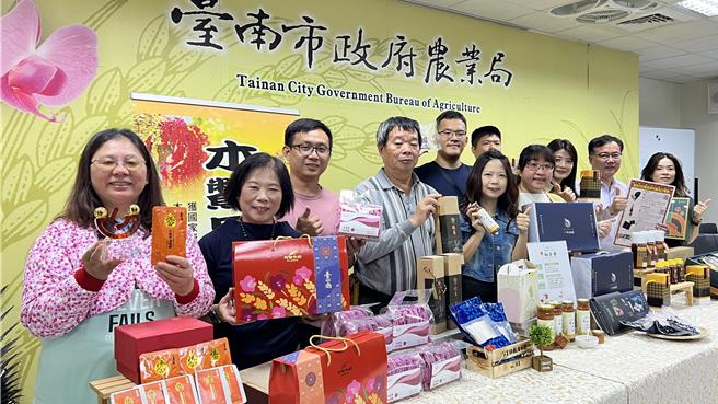 市府農業局將優質農產品搭上台南400行銷列車，6日偕業者在民治市政中心推廣。（張毓翎攝）