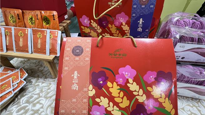農業局請來設計師融入台南400標誌元素為農產品設計外包裝，增加識別性。（張毓翎攝）
