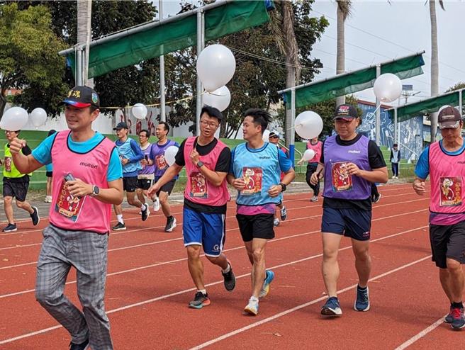 雲林縣土庫商工6日舉辦「金榜誓師路跑」活動，為即將參加統測的高三學生祈福，20名學校行政主管團隊合力繞跑校內400公尺操場共100圈，希望學生能夠「追分成功」。（土庫商工提供／張朝欣雲林傳真）