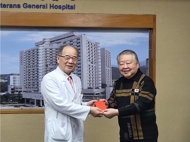 郭先生（右）告诉医师，父母给他生了两颗肾，他不想只剩下一颗，医师告诉他可以尝试冷冻治疗。当日做完治疗，隔天就出院，术后肾功能维持正常，去年底已治疗满11年，磁振造影检查显示，肿瘤明显变小且无显影，已完全坏死。（林周义摄）