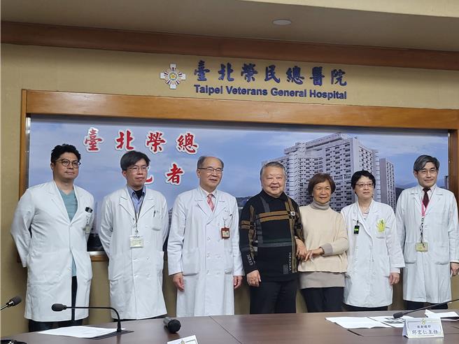 北荣医疗团队与郭先生合影。（林周义）