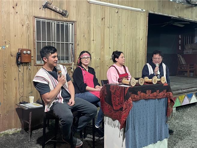 烏來在地青年田原(左一)、高玉玫(左二)、林詩倩(右二)以及主持人張仰賢(右一)，分享返鄉創業甘苦談，與在場原青們交流互動，創造部落產業新思維。（新北市原民局提供／劉瑋晴新北傳真）