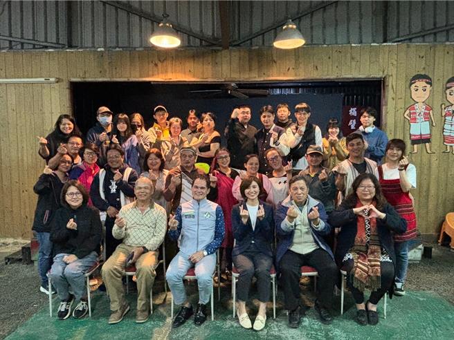 今年度首場原青小聚在桶壁部落的獵人雜貨店舉行，原青們共襄盛舉。（新北市原民局提供／劉瑋晴新北傳真）