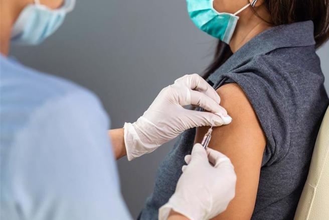 新冠疫情升溫快打XBB疫苗，竹縣各衛生所3月加開2時段診次。（示意圖：shutterstock／達志）