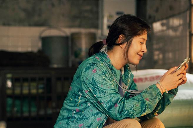 刘品言饰演养鸡农妇，玩交友软体晕船法国型男。（伯乐影业提供）