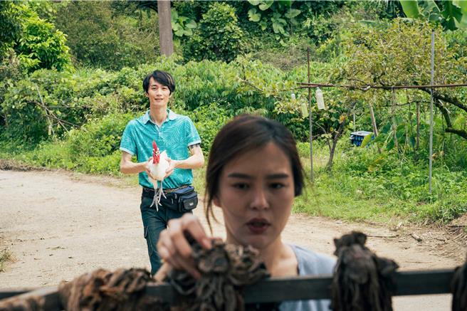 李英宏（后）直男把妹方式惹怒刘品言，惨遭酸菜洗礼。（伯乐影业提供）